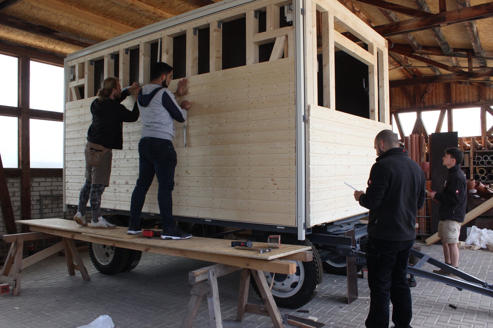 Menschen schrauben Schalungsbretter an