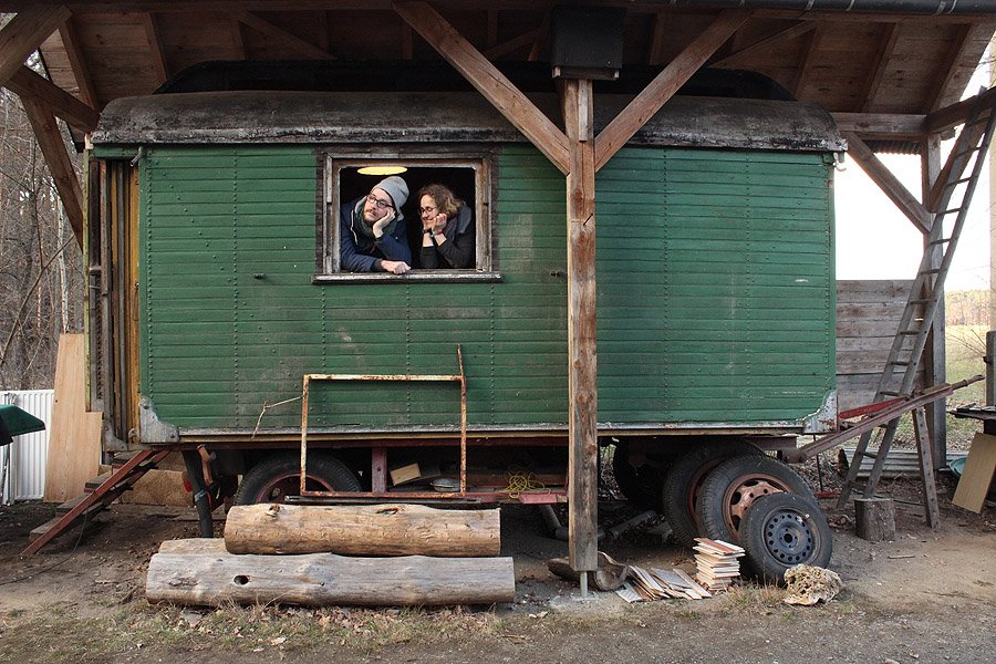 Aus dem Fenster des Wagens schauen zwei Menschen