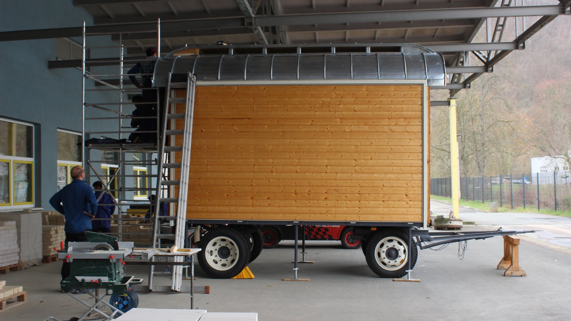 Der Theaterwagen mit Blechdach